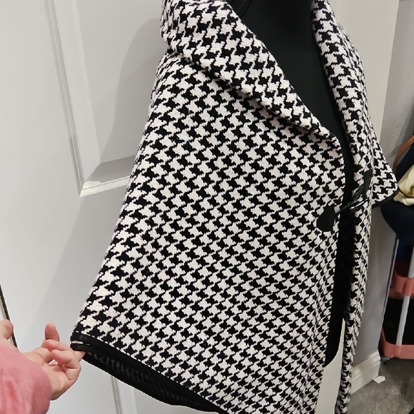 AKIRA Black and White Houndstooth Cape - Picture 5 of 8